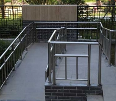 圍墻護欄為什么選用鋅鋼材質(zhì)比較好？